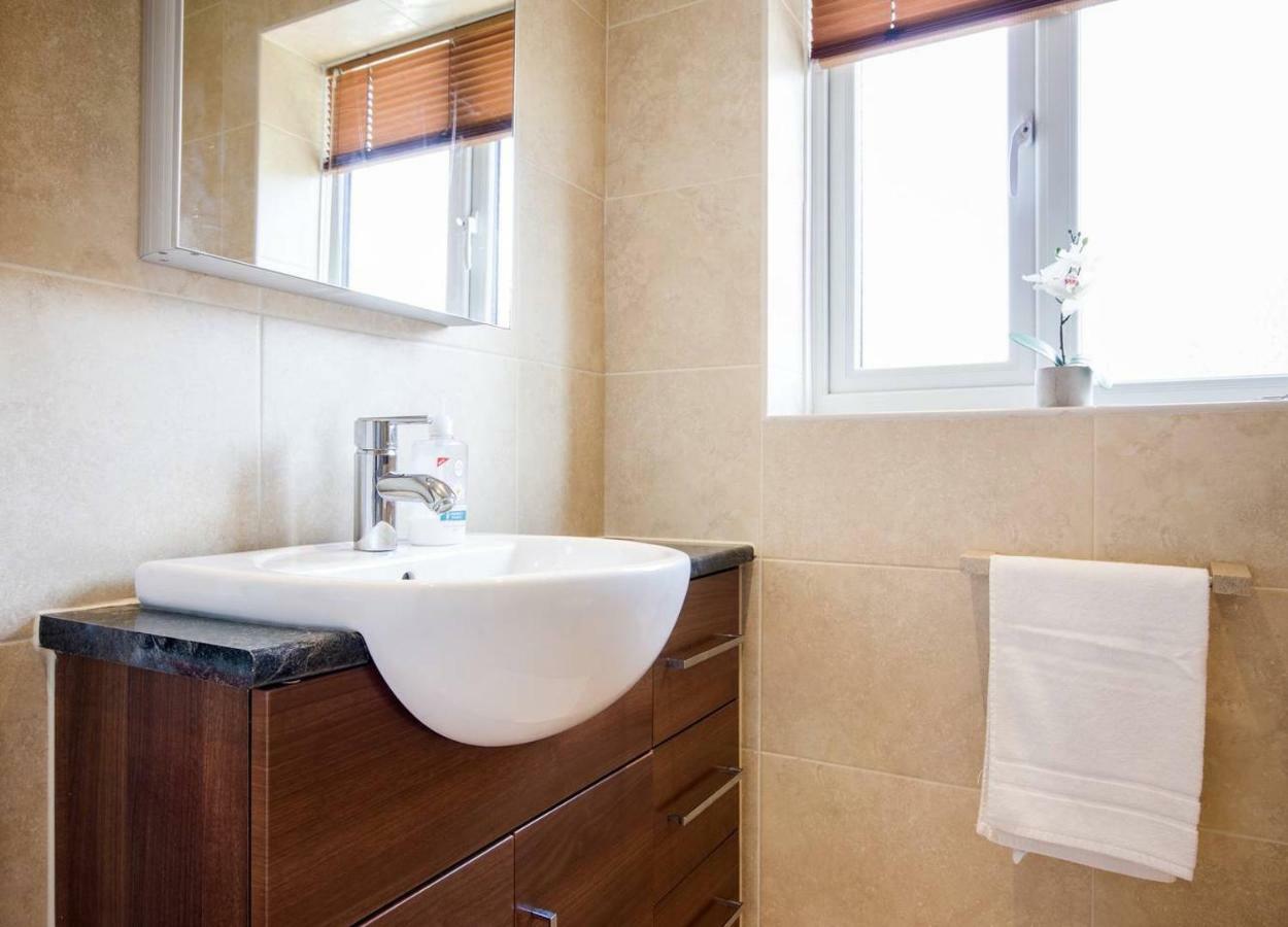 Spacious House, Sleeps 7 People Reading Exteriör bild