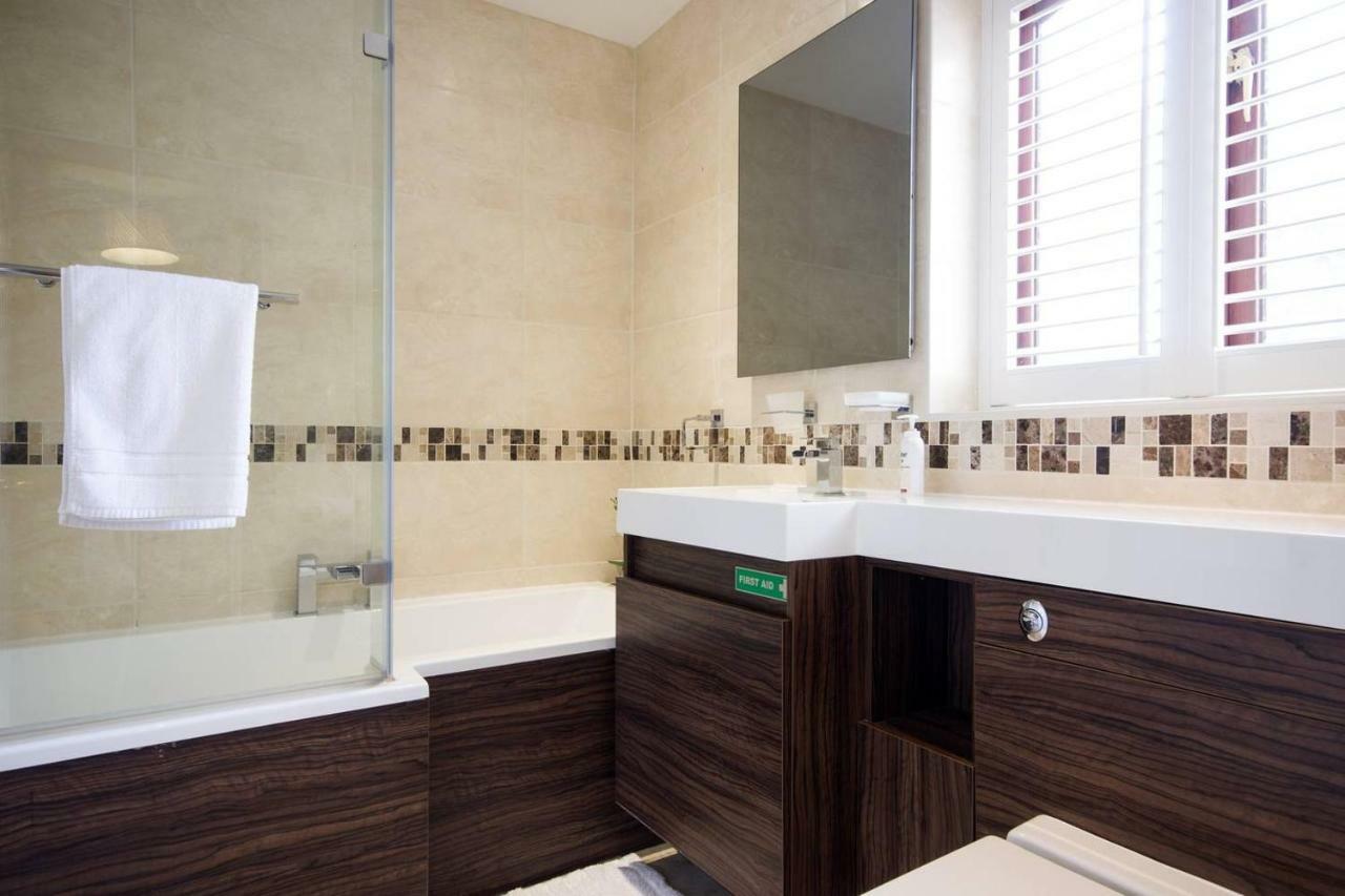 Spacious House, Sleeps 7 People Reading Exteriör bild